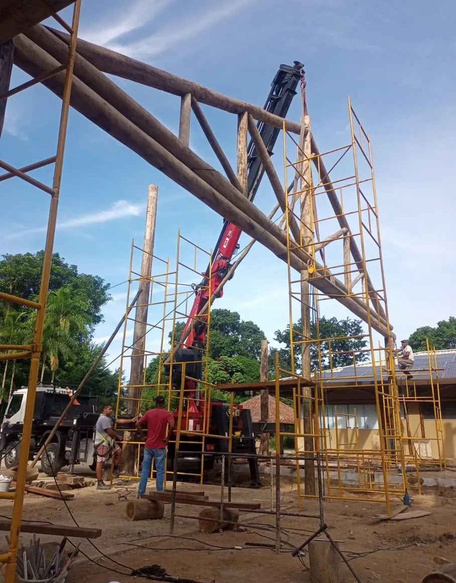 MONTAGEM DE INFRAESTRUTURA COM CAMINHÃO MUNCK